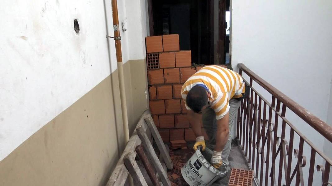 Mahallelinin şikayetçi olduğu gizemli binaya belediyeden 'tuğlalı' önlem 3